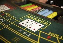 Tanding bulu tangkis dengan arena penuh penonton antusias